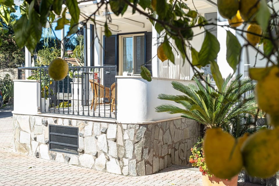 Property building, Garden, Balcony/Terrace, Garden view