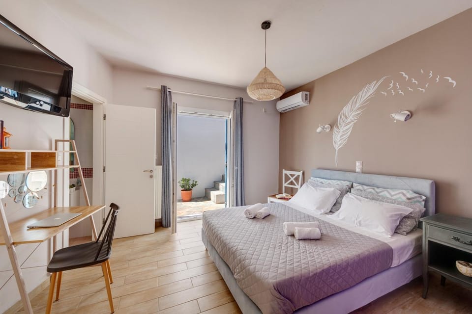 Bed, TV and multimedia, Bedroom, towels