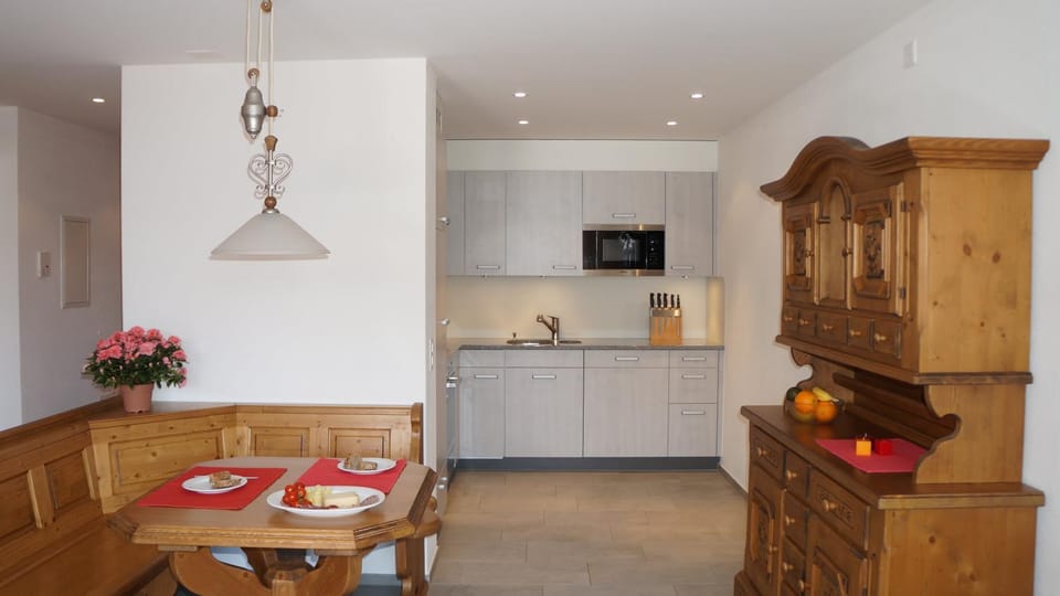 Kitchen or kitchenette, Dining area
