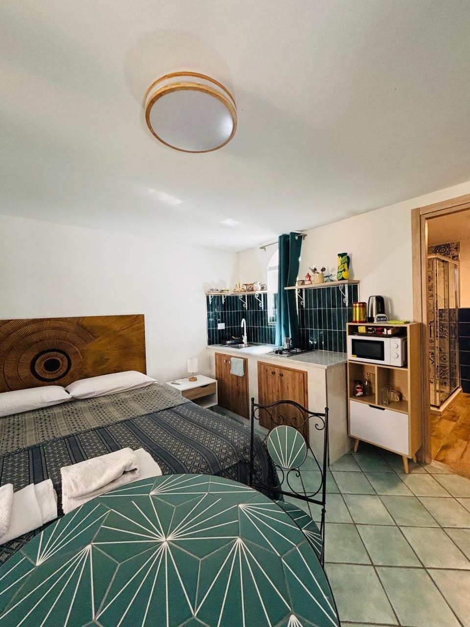 Bed, Kitchen or kitchenette, Dining area, Bedroom, Lunch, microwave