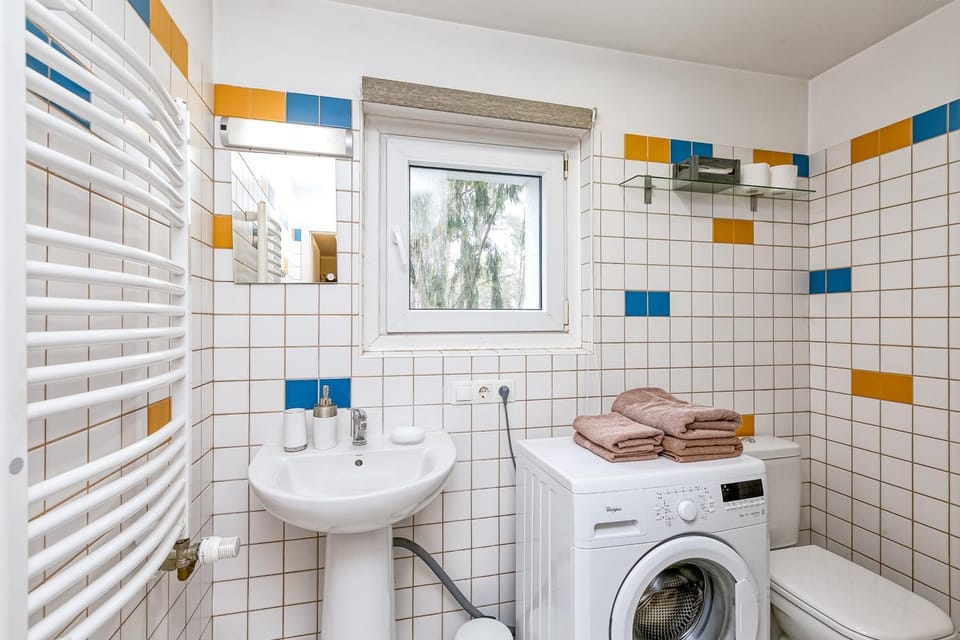 Toilet, Bathroom, towels, washing machine, dryer