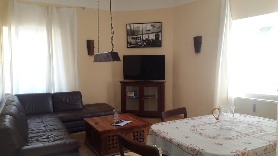 Photo of the whole room, Decorative detail