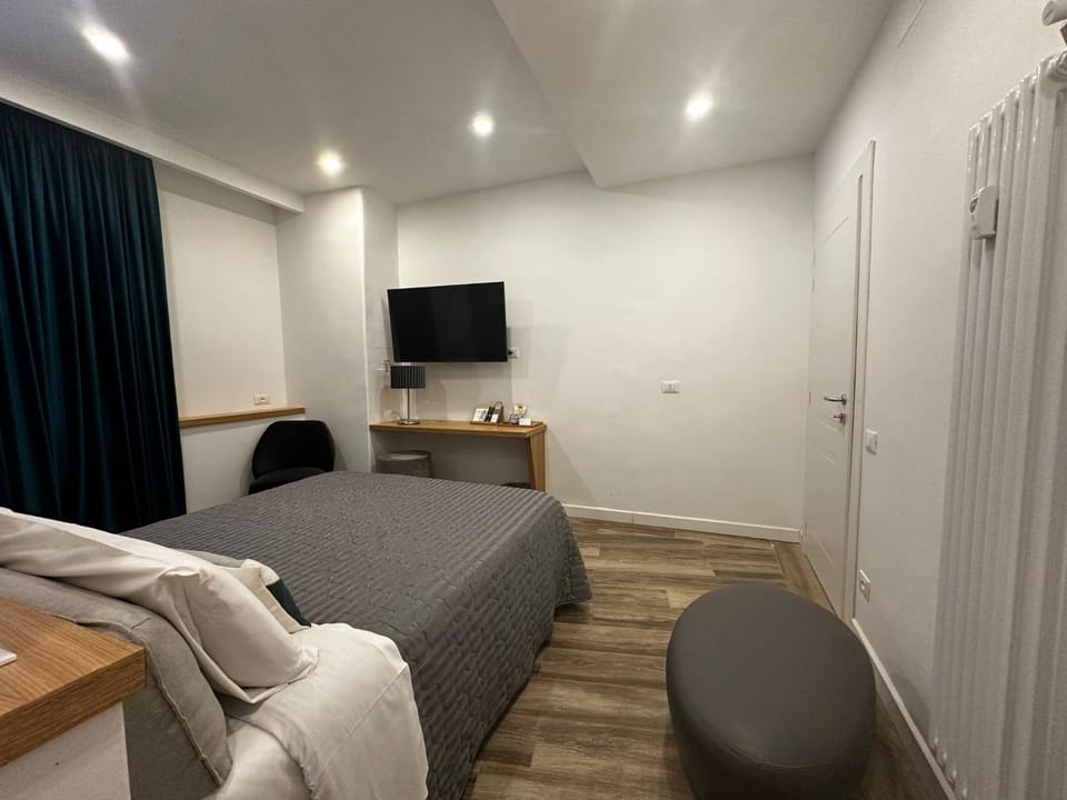 TV and multimedia, Photo of the whole room, Bedroom