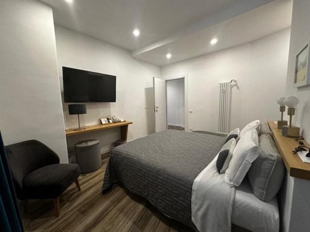 Bed, TV and multimedia, Photo of the whole room