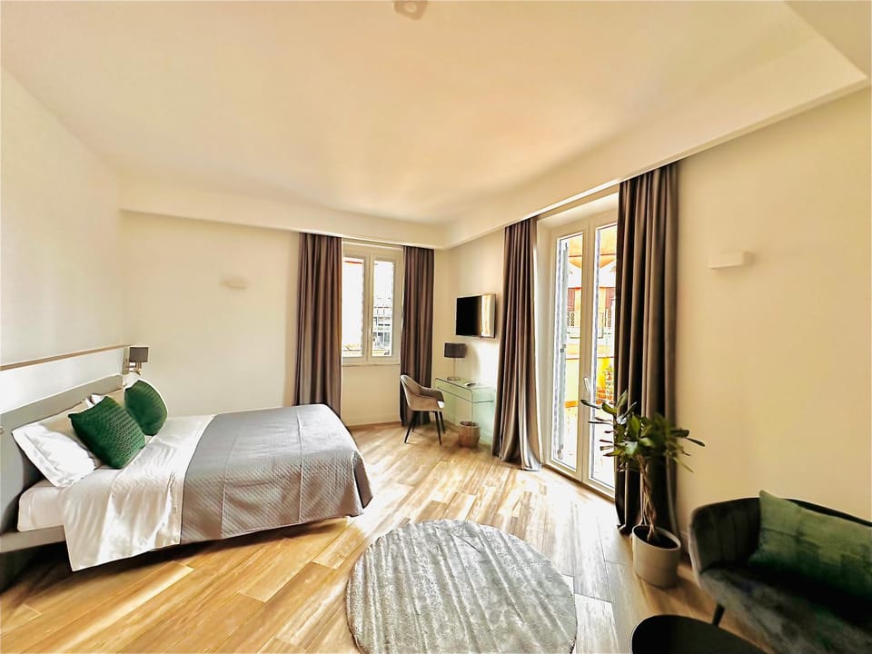 Bed, TV and multimedia, Photo of the whole room, Seating area, Bedroom