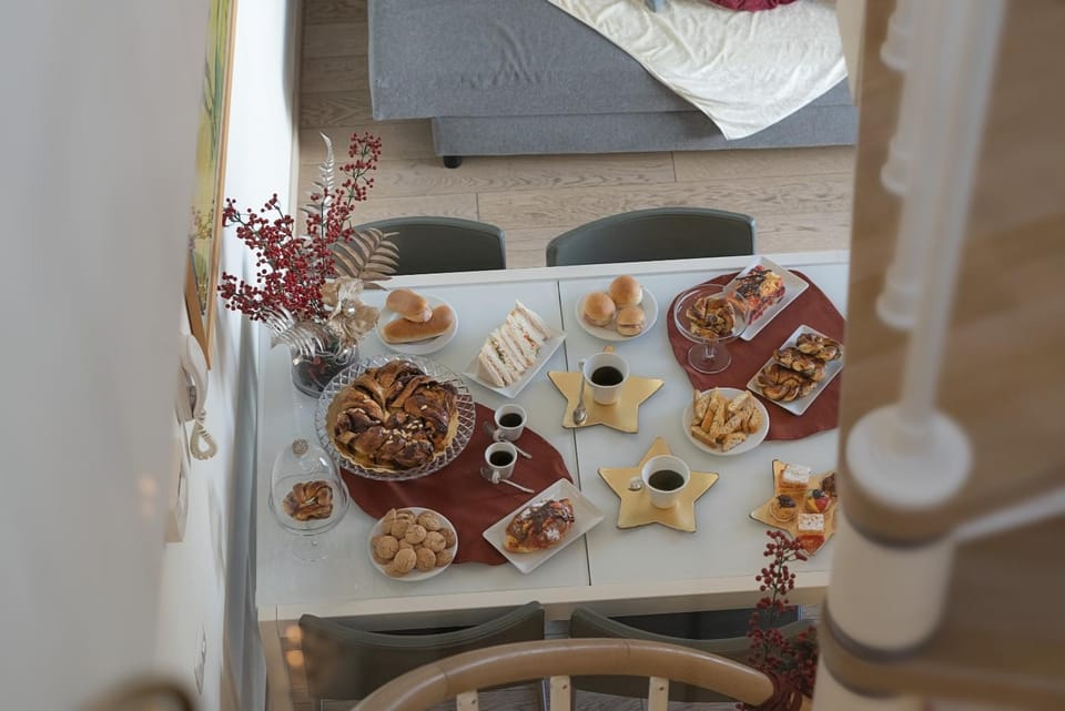 Food and drinks, Dining area, Breakfast, Continental breakfast