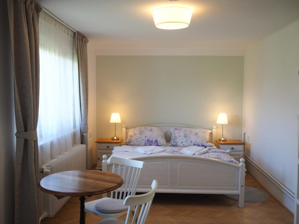 Bed, Seating area