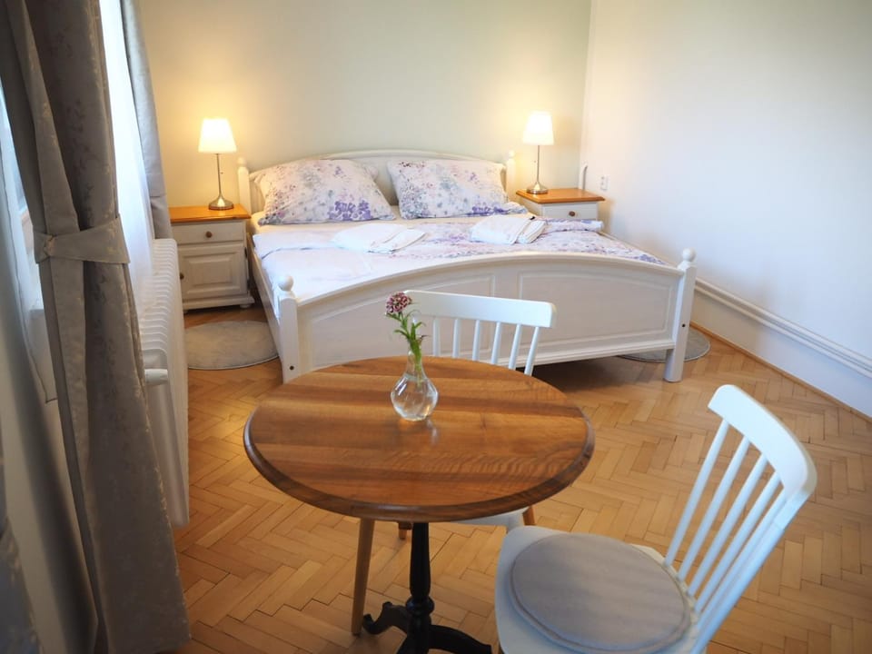 Bed, Photo of the whole room, Seating area