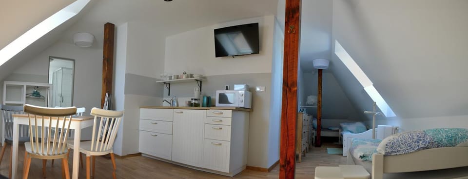 Bed, Coffee/tea facilities, Kitchen or kitchenette, Photo of the whole room, Seating area, minibar