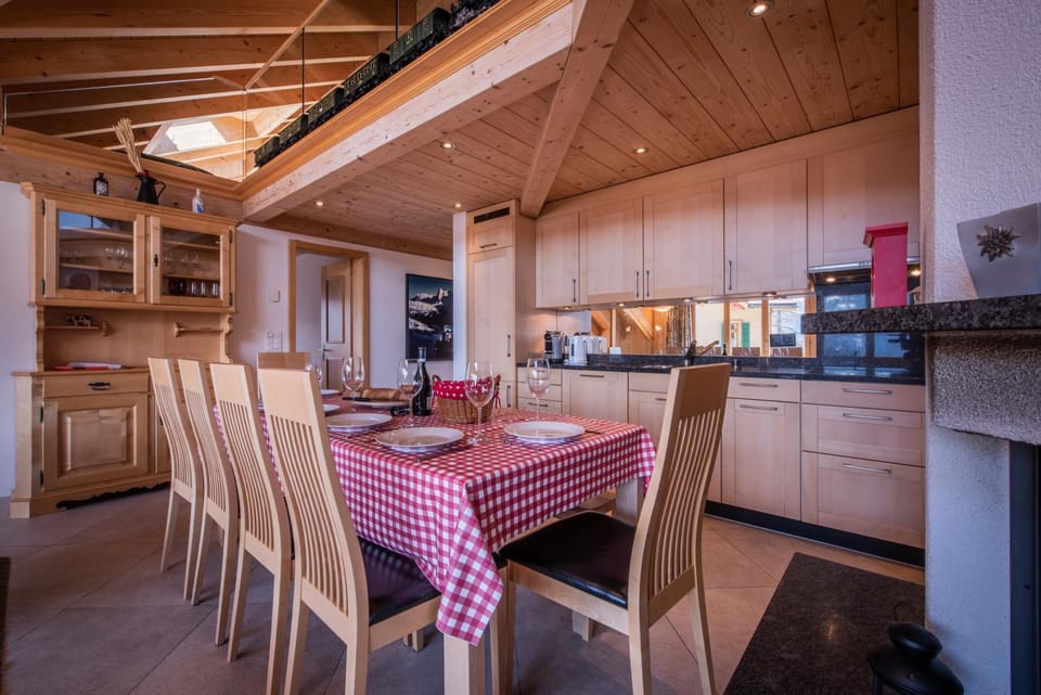 Kitchen or kitchenette, Dining area