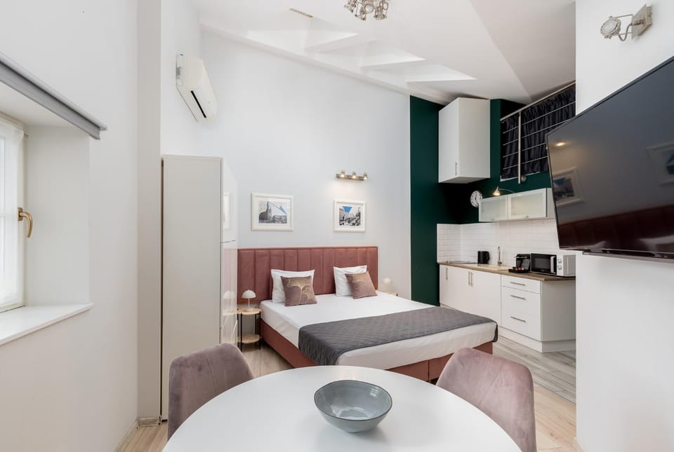 Bed, Kitchen or kitchenette, Dining area