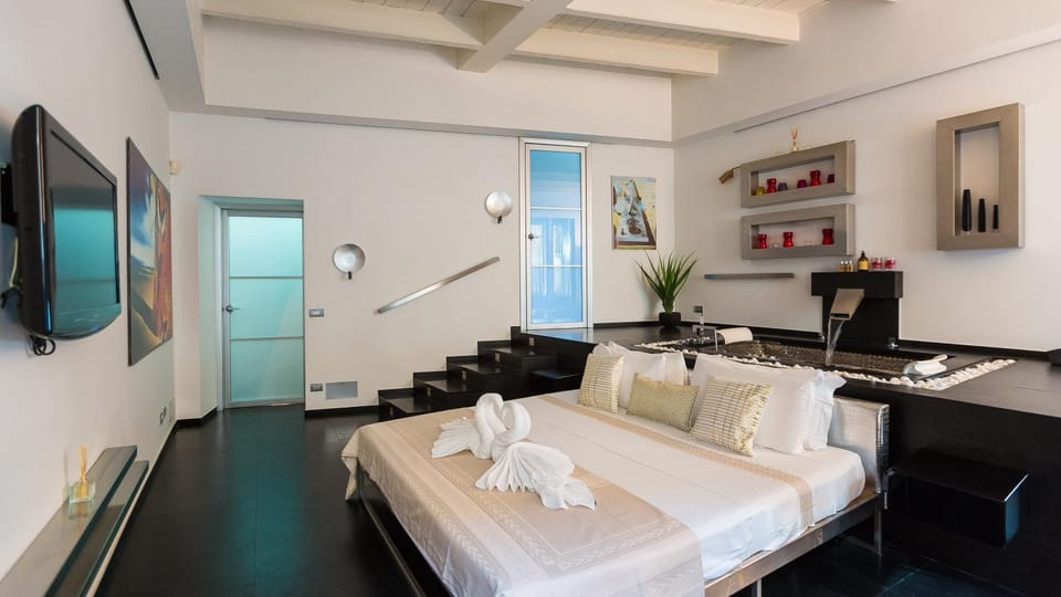 Hot Tub, Bedroom