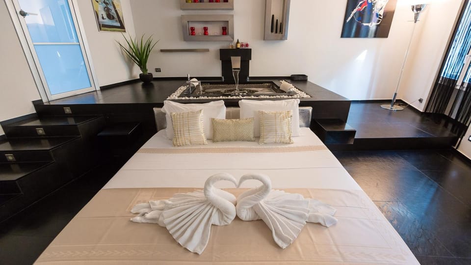 Hot Tub, Bedroom