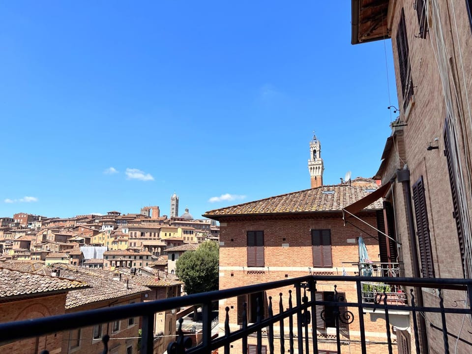 View (from property/room), Balcony/Terrace, City view