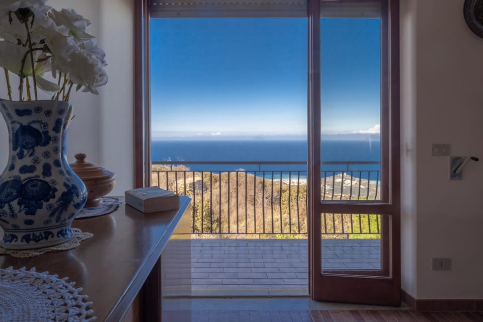 View (from property/room), Balcony/Terrace, Dining area, Sea view