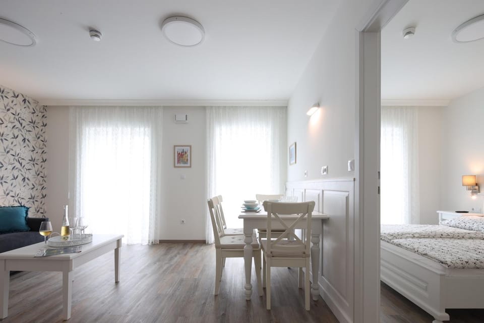 Bed, Living room, Photo of the whole room, Seating area, Dining area, Bedroom