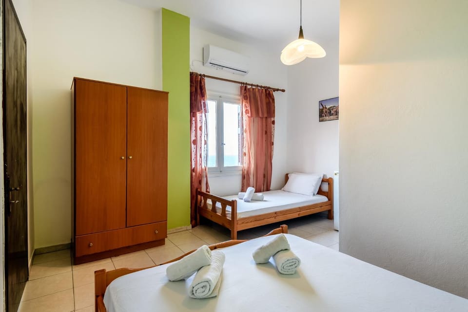 Bed, Photo of the whole room, Seating area, Bedroom