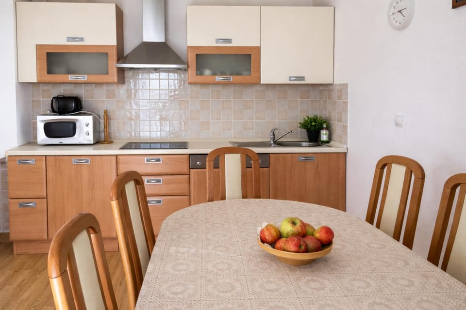 Kitchen or kitchenette, Food and drinks, Dining area, Food, oven, toaster