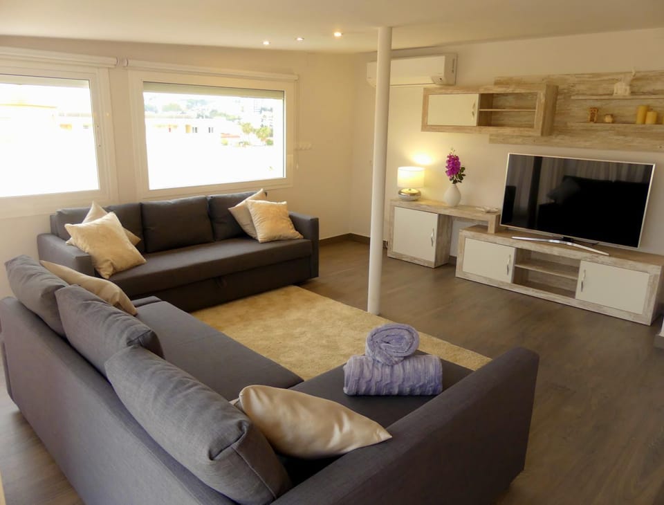 Staff, Bed, People, TV and multimedia, Living room, Seating area, Guests, Sea view, Area and facilities, children, young children, older children, group of guests, Family