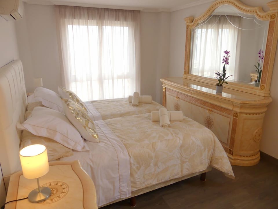 Staff, Bed, People, Bedroom, Guests, Sea view, Area and facilities, children, young children, older children, group of guests, Family