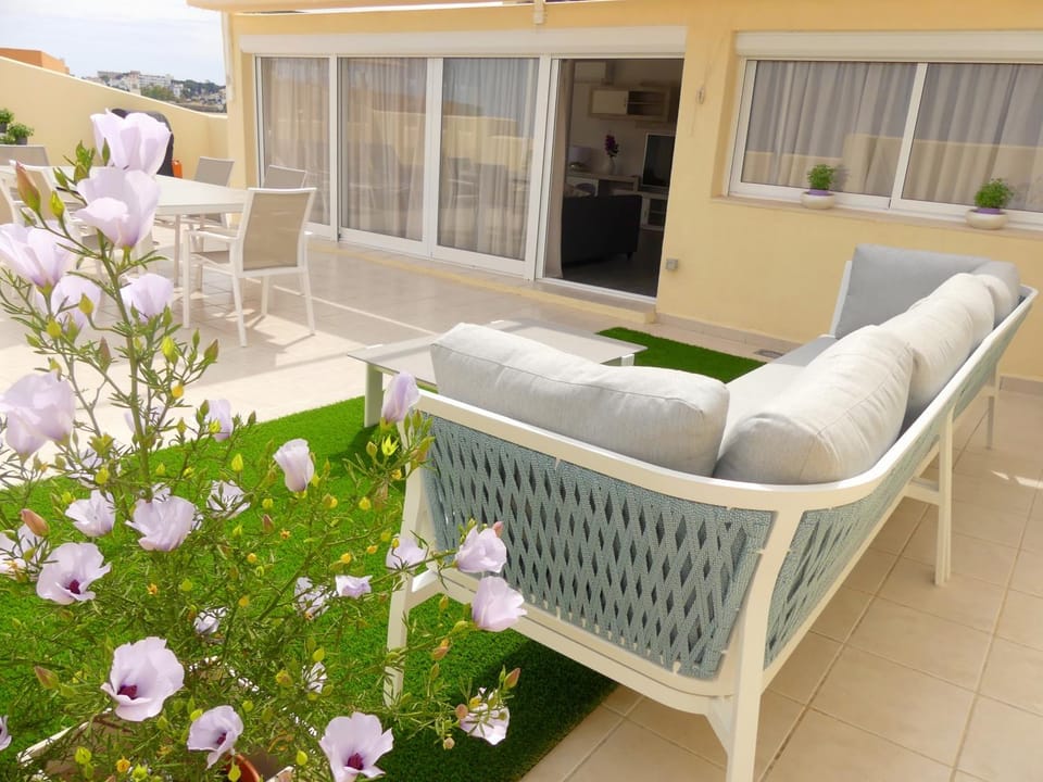 Patio, BBQ facilities, Balcony/Terrace, Seating area, Dining area, group of guests, Family