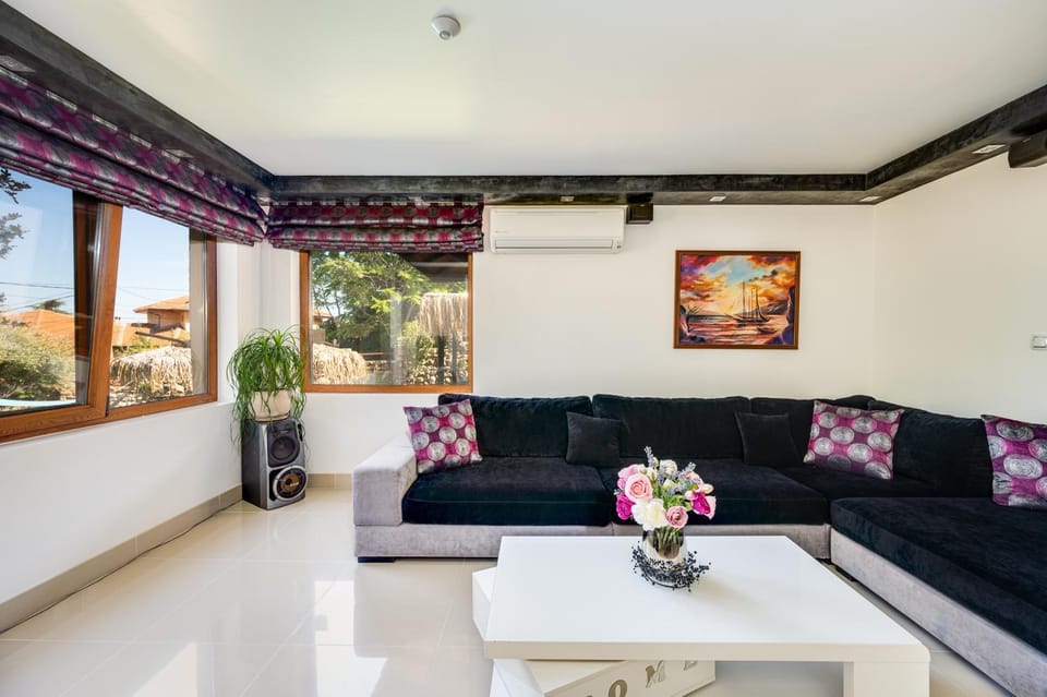 Communal lounge/ TV room, TV and multimedia, Living room, Pool view, Entertainment, Quiet street view, Inner courtyard view, air conditioner