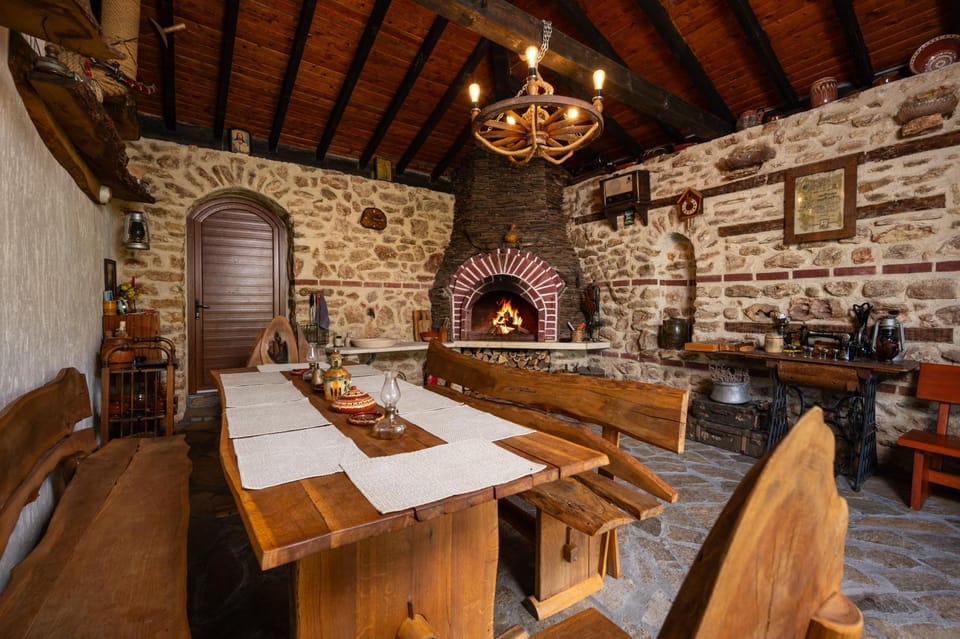 BBQ facilities, Banquet/Function facilities, Seating area, On site, Entertainment, group of guests, group of guests, Family, Family, fireplace