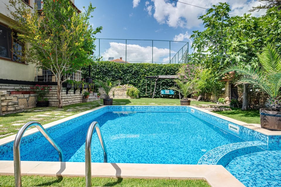 Patio, Garden, Seating area, On site, City view, Pool view, Pool view, River view, Street view, Street view, Swimming pool, Entertainment, group of guests, group of guests, Family, Family, Quiet street view, Inner courtyard view