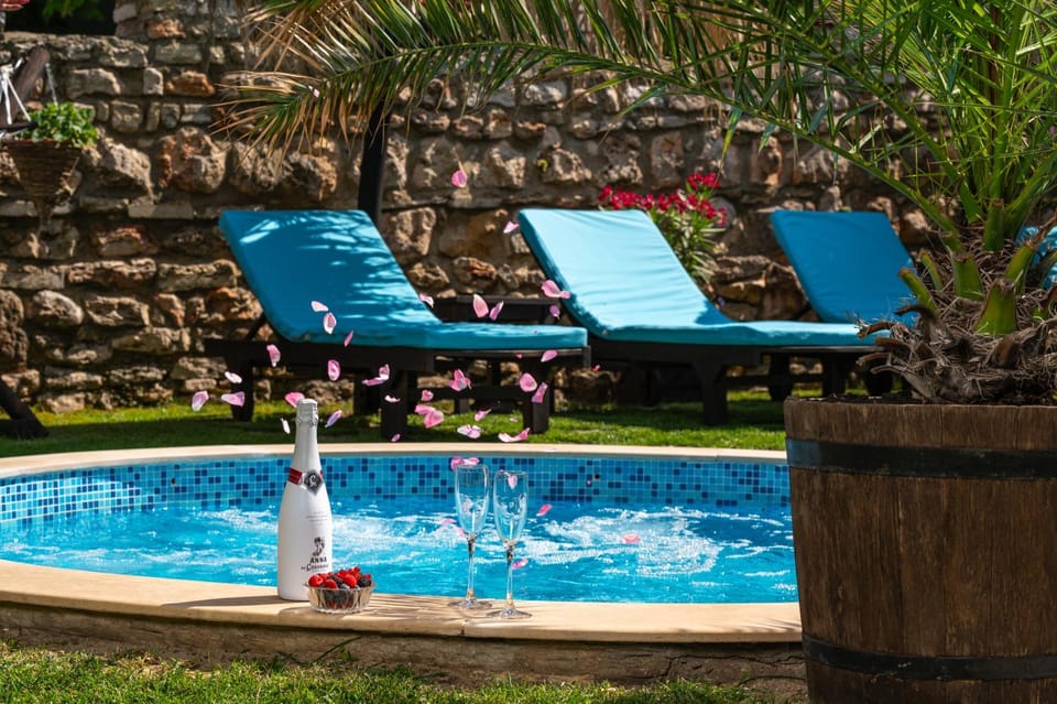 Hot Tub, Seating area, Pool view, Swimming pool, Entertainment, Sunset, group of guests, group of guests, Family, Family, sunbed