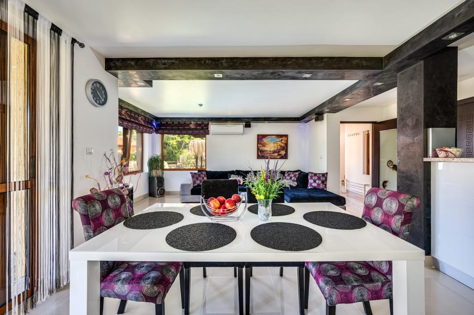 Communal lounge/ TV room, Living room, Dining area, group of guests, group of guests, Family, Family