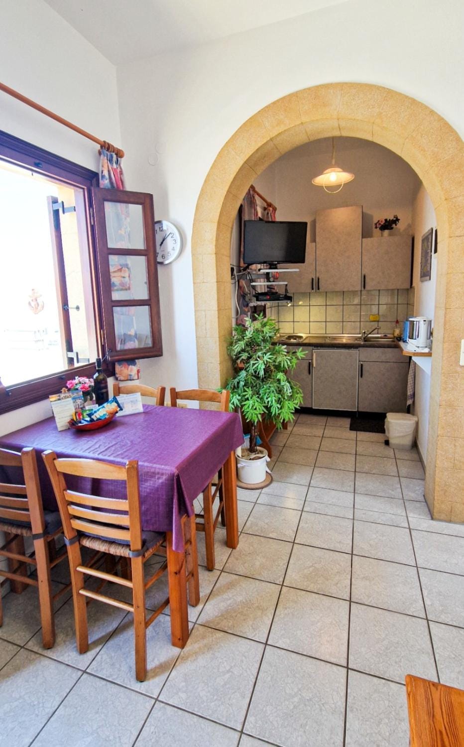 Kitchen or kitchenette, Dining area