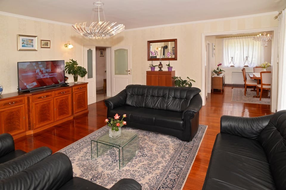 Communal lounge/ TV room, Living room, Seating area