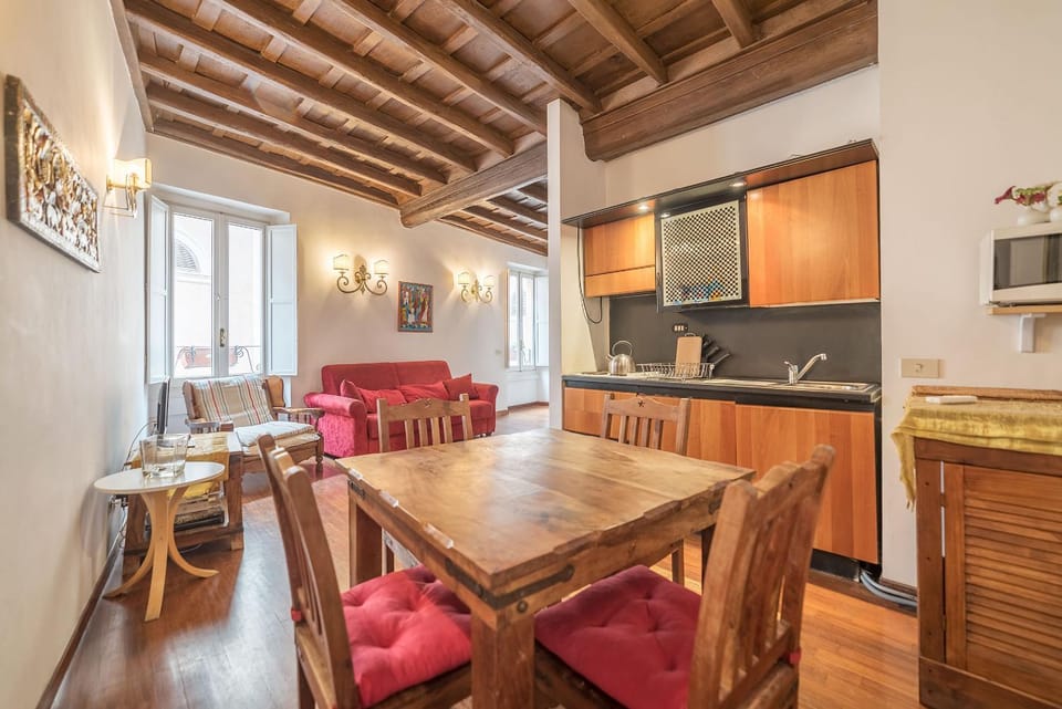 Kitchen or kitchenette, Dining area