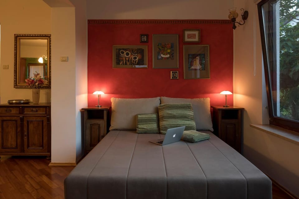 Bed, Living room