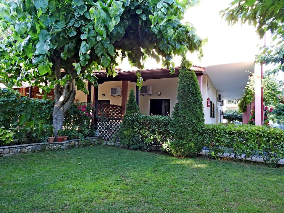 Facade/entrance, Garden