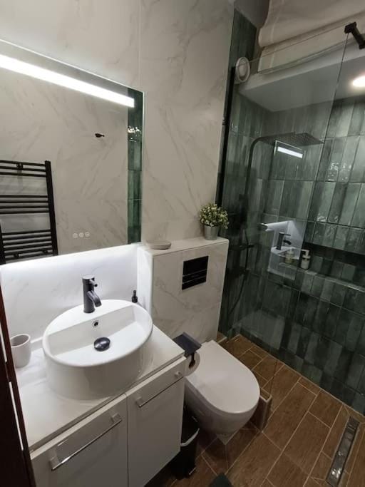 Shower, Toilet, Bathroom