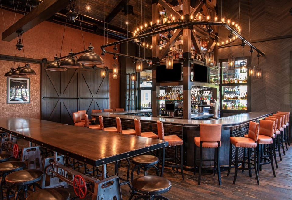 Restaurant/places to eat, Lounge or bar