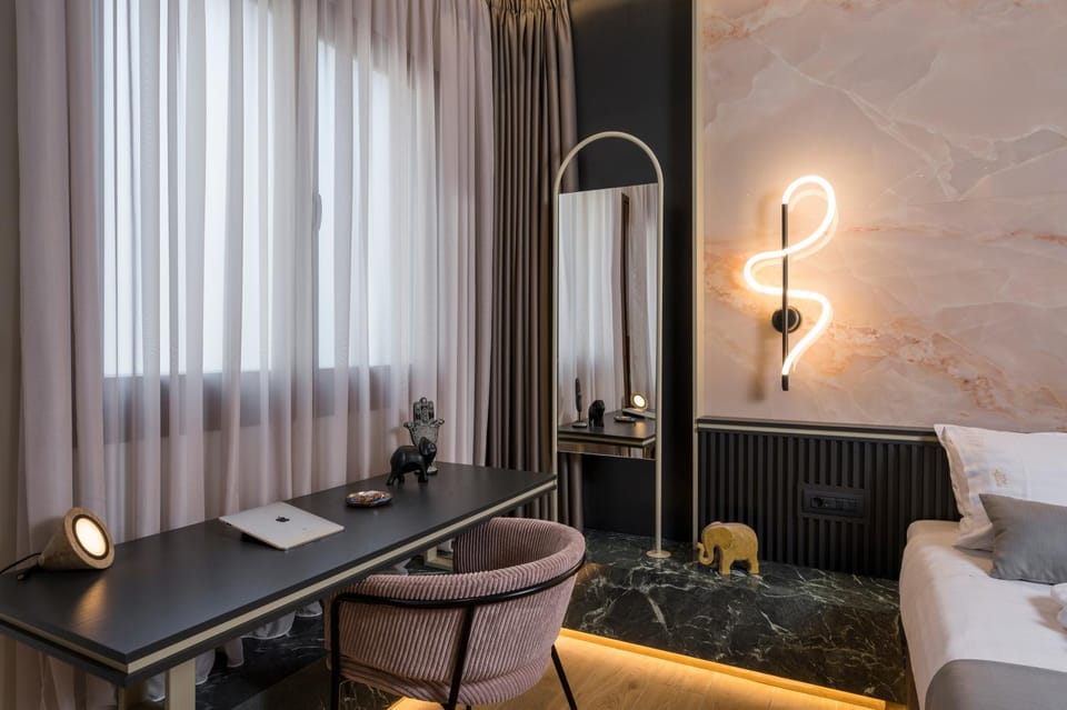 Photo of the whole room, Seating area