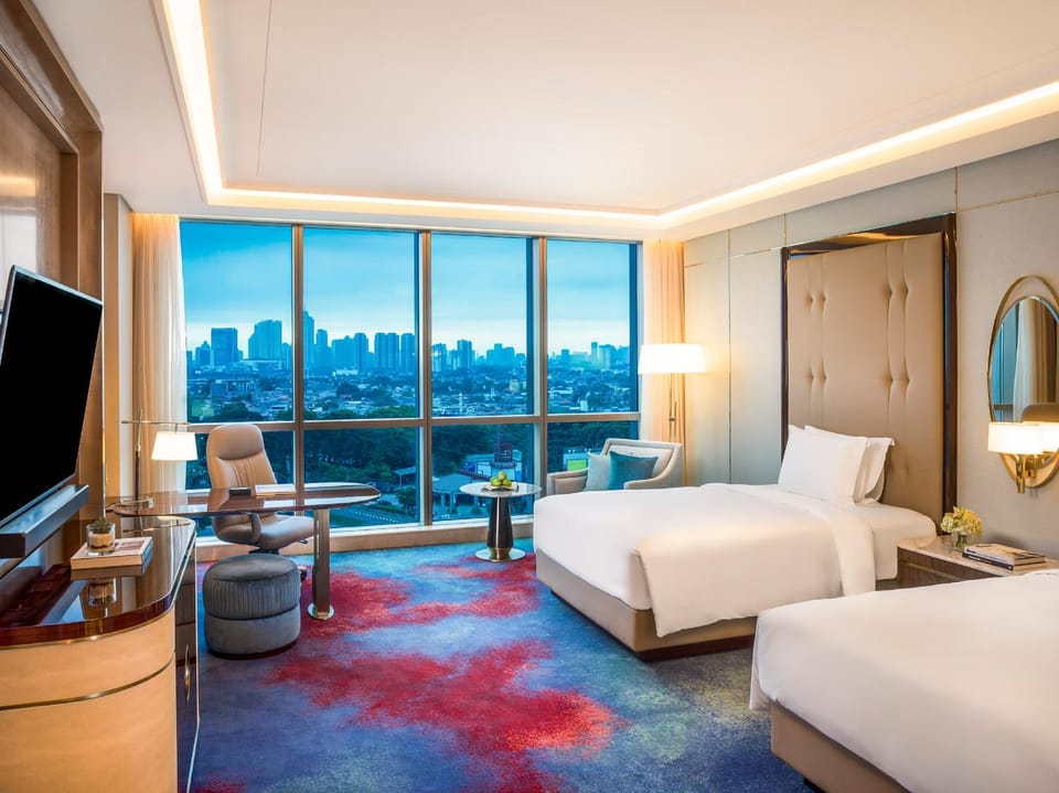 Bed, TV and multimedia, View (from property/room), Seating area, Bedroom, City view, Landmark view, Quiet street view