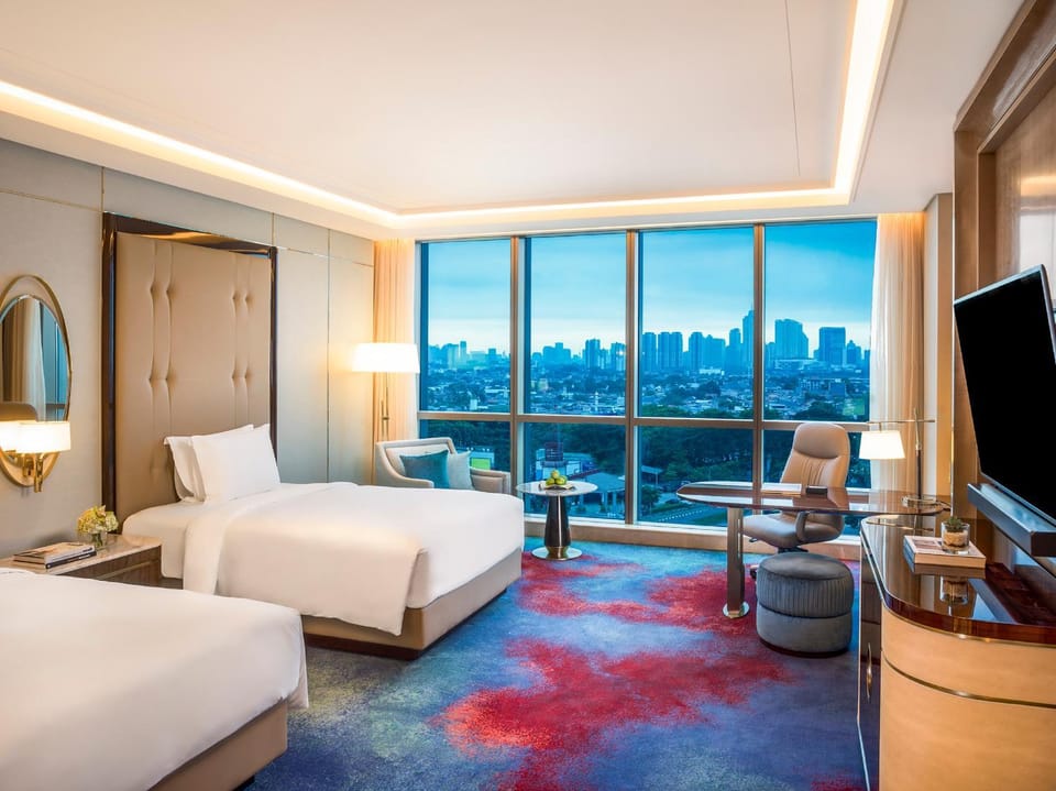 Seating area, Bedroom, City view, Quiet street view