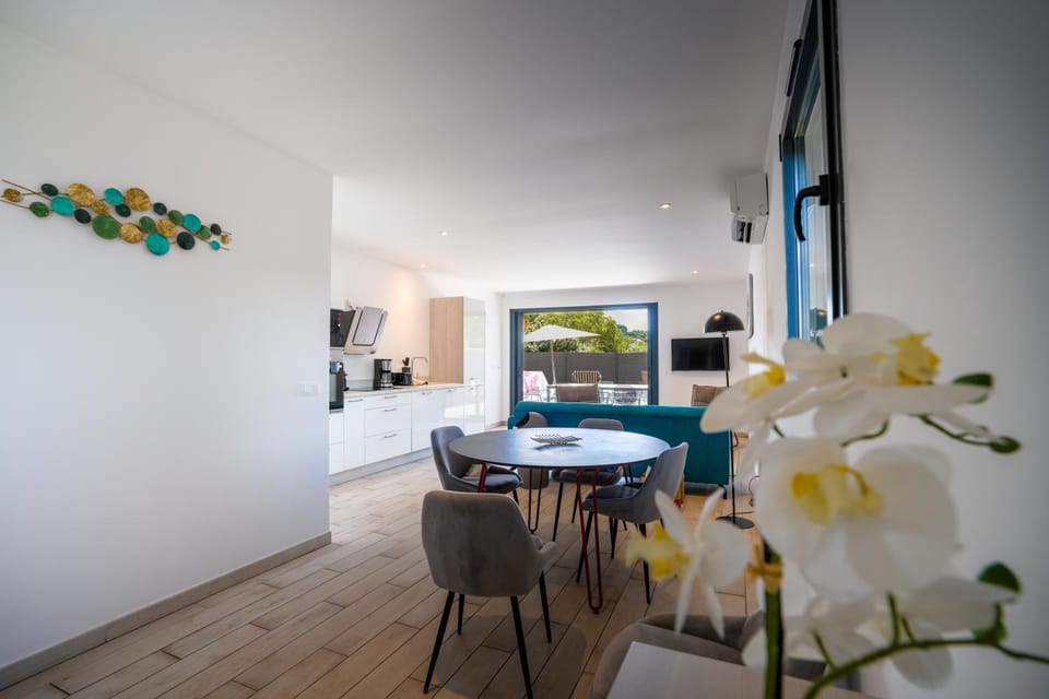Summer, TV and multimedia, Coffee/tea facilities, Kitchen or kitchenette, Seating area, Dining area, Swimming pool, stove, air conditioner