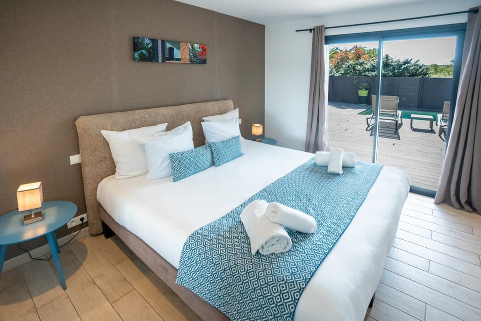 Bed, Day, Summer, View (from property/room), Balcony/Terrace, Photo of the whole room, Bedroom, Swimming pool, towels