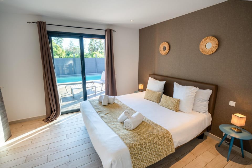 Bed, Day, Summer, Photo of the whole room, Bedroom, Swimming pool, towels