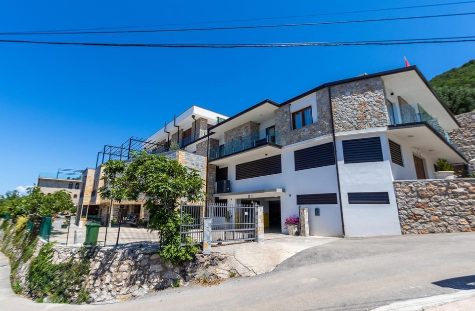 Property building, Day, Neighbourhood, Natural landscape, Mountain view, Street view
