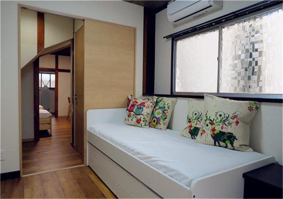 Kiki HouseT --Self Check-in -- Room Number & Password is in the following email Bed and Breakfast in Chiba Prefecture