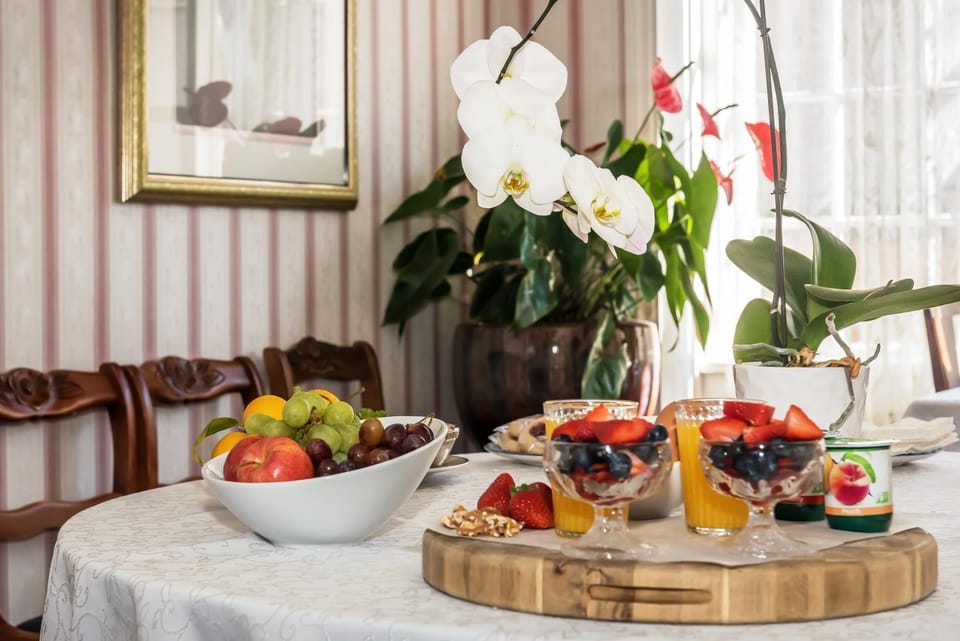 Dining area, American breakfast