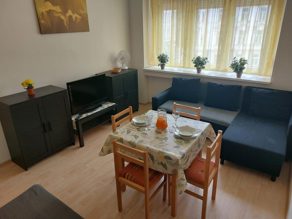 TV and multimedia, Living room, Dining area, fireplace