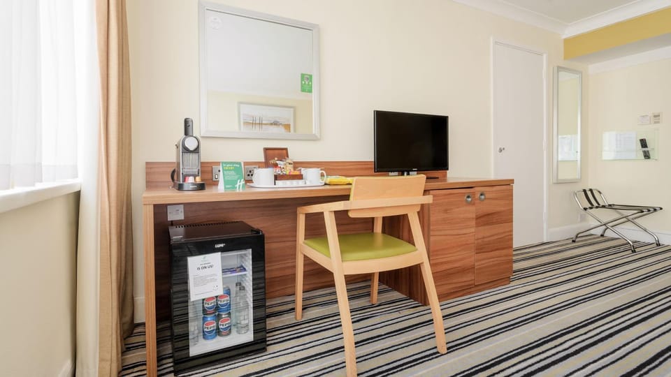 Bed, TV and multimedia, Coffee/tea facilities, Bedroom, Pets, Pets, children, young children, older children, Family, hair dryier, pet friendly, pet friendly, air conditioner