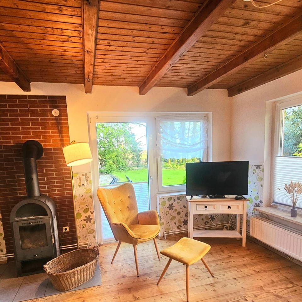 TV and multimedia, Living room, Seating area, Evening entertainment