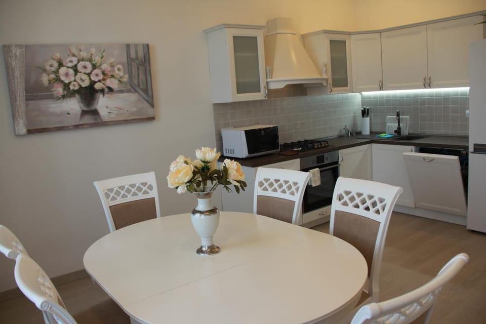 Kitchen or kitchenette, Dining area